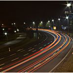 Lichtstreifen auf einer 4 Spurigen Straße