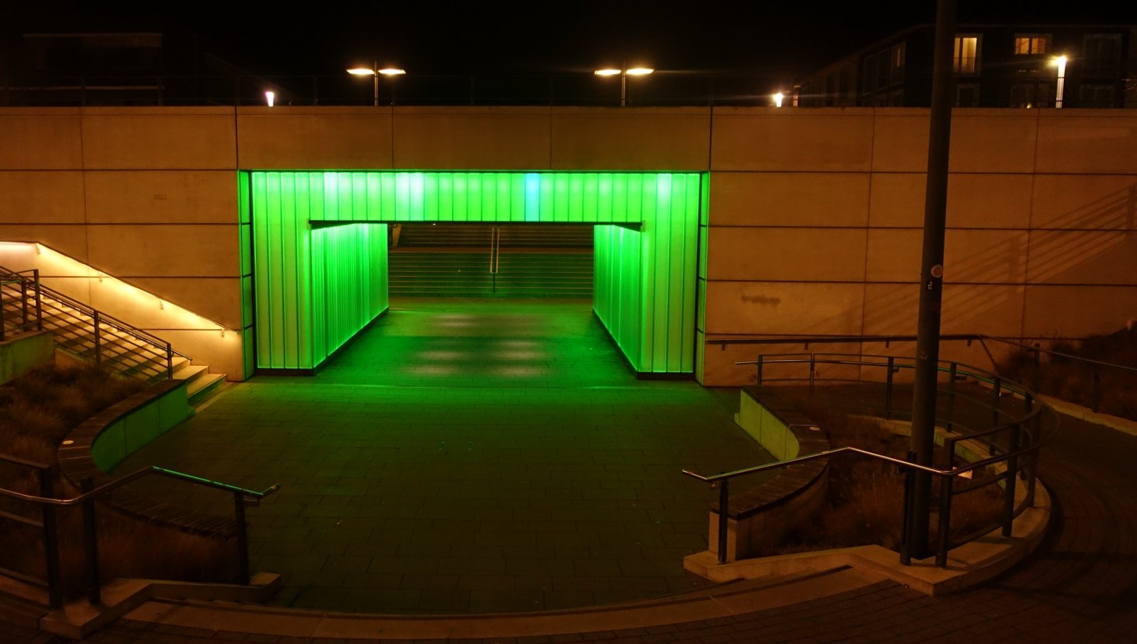 Lichttunnel am Bahnhof  