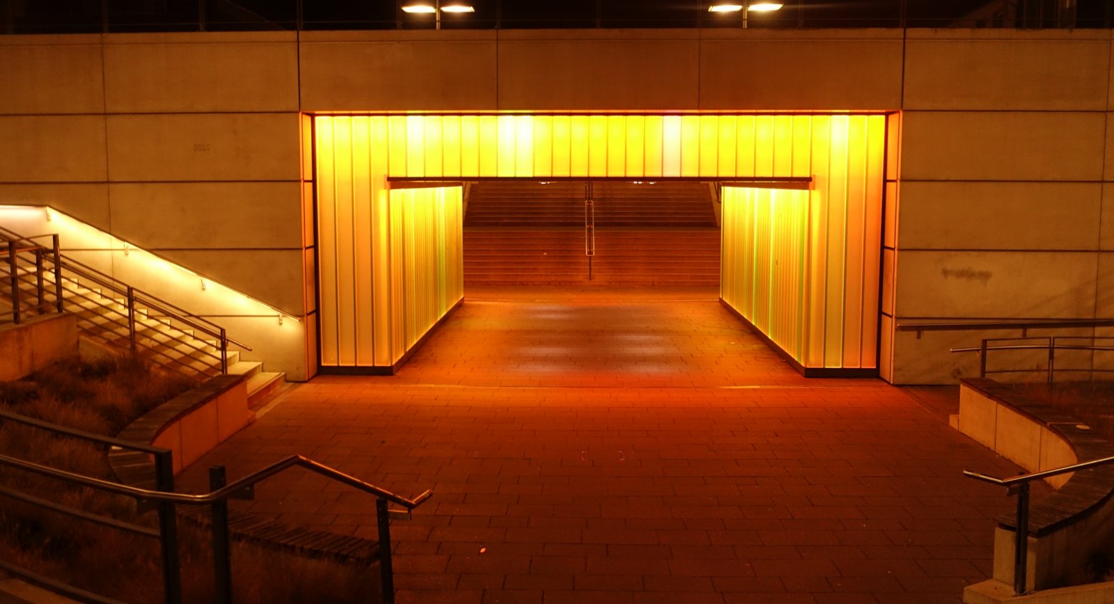 Lichttunnel am Bahnhof