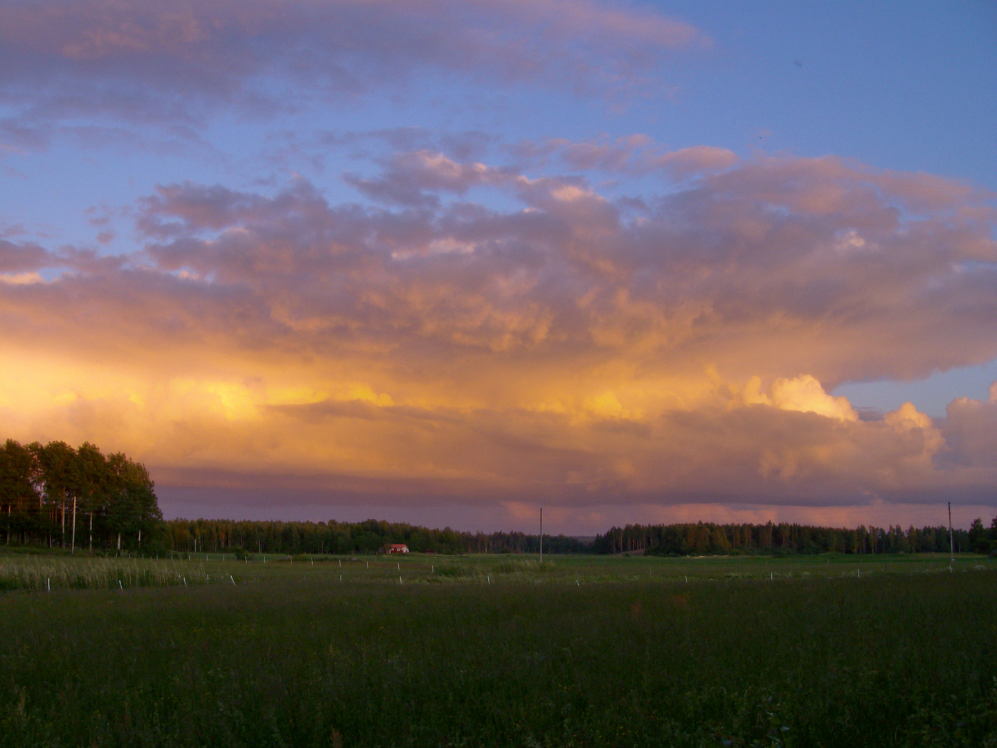 Lichtvolle Wolken zum späten Abend