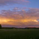 Lichtvolle Wolken zum späten Abend