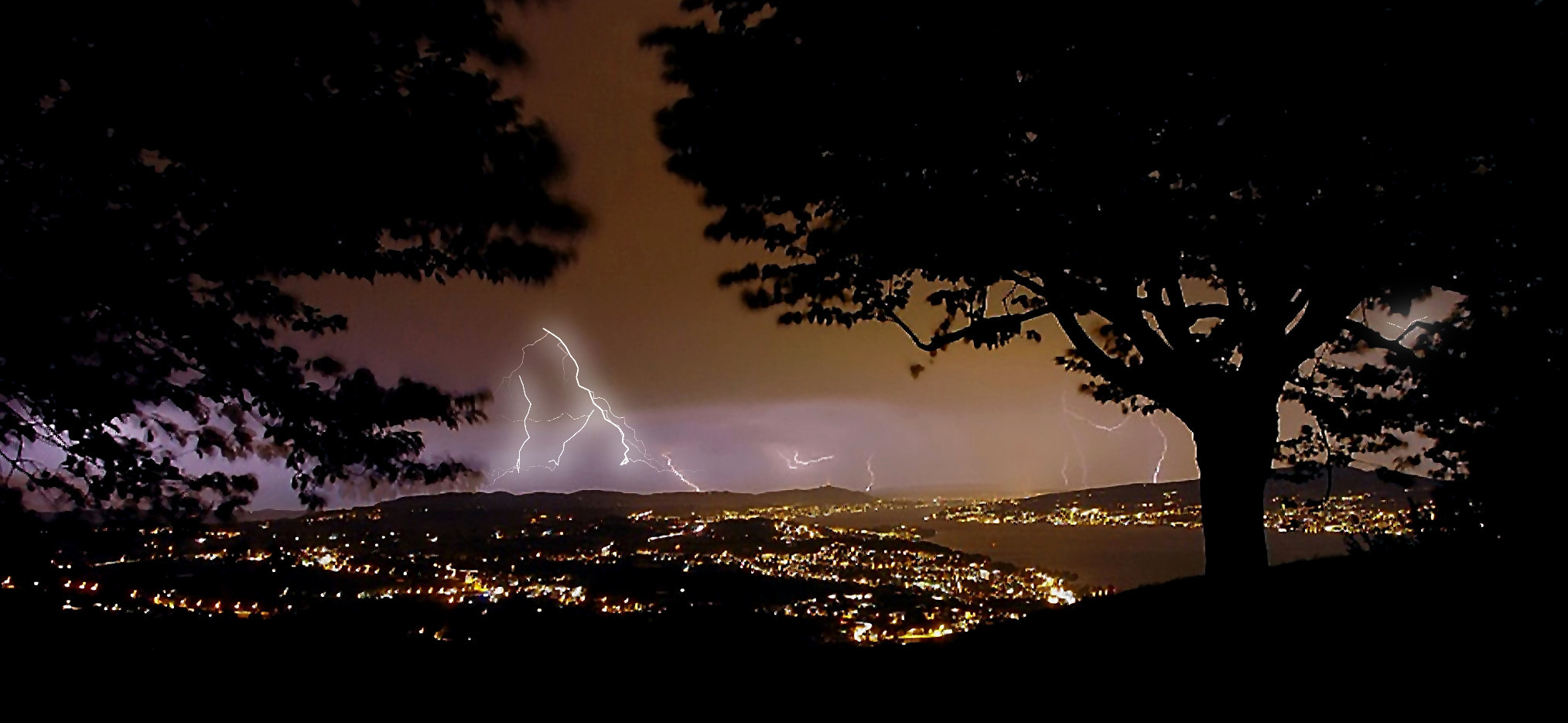 Lichtzungen über Zürich