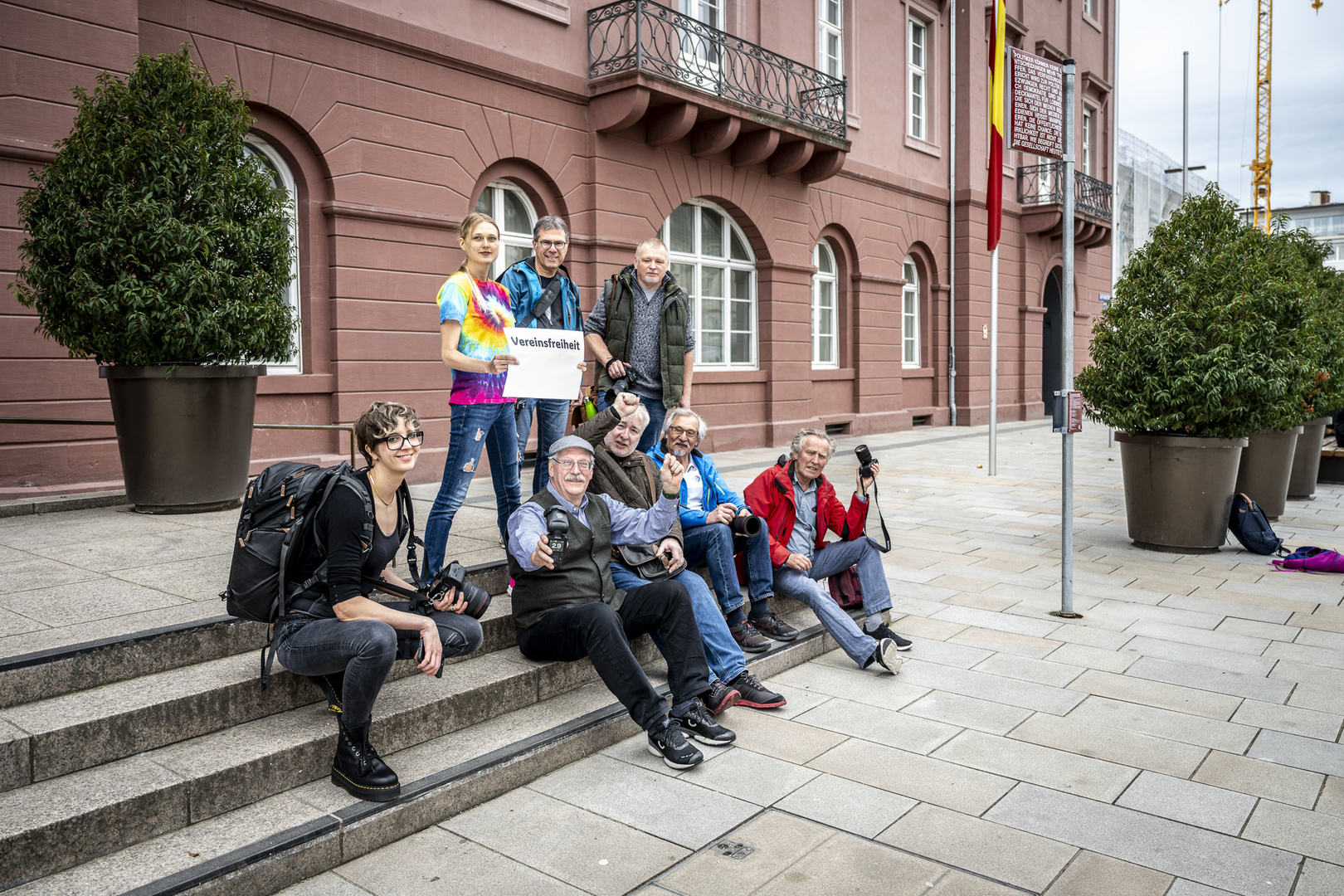 Lichwert Mitglieder demonstrieren vor dem rathaus für Vereinsfreiheit-7454