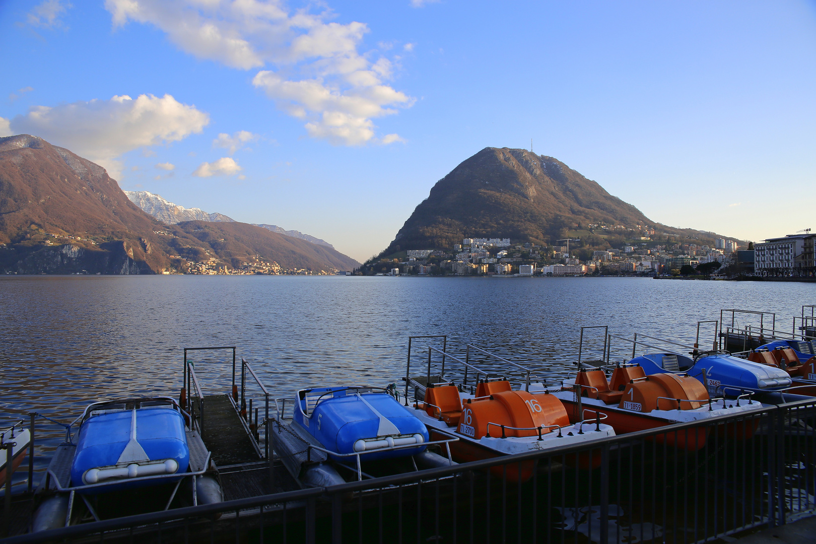 Lido di Lugano mit sicht auf Monte Brè