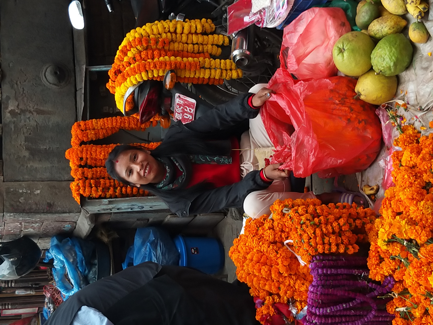 Liebenswerte Nepalesin auf dem Markt