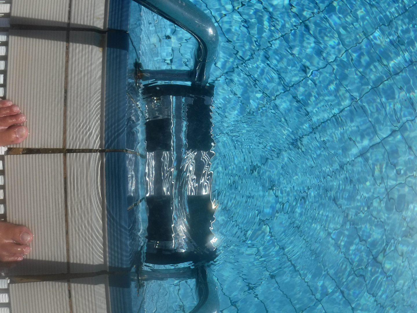 lieber im pool baden , als in Arbeit zu schwimmen ........