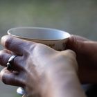 Lieber Kaffee in der Hand als Tee auf dem Herd