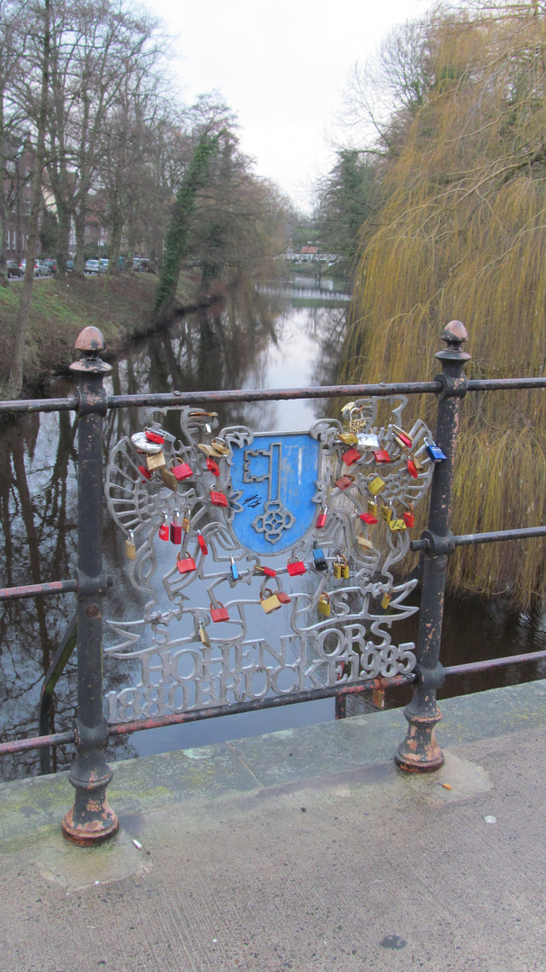 Liebesbrücke über den Burggraben ...