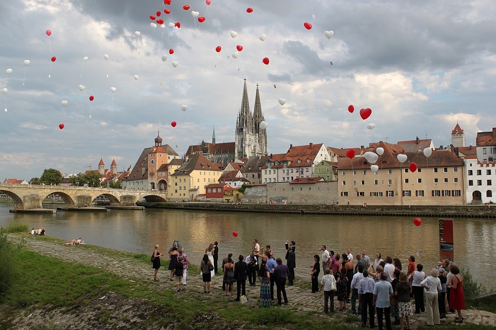 Liebesluftballons vor Stadtansicht