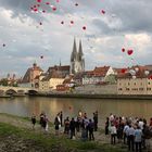 Liebesluftballons vor Stadtansicht