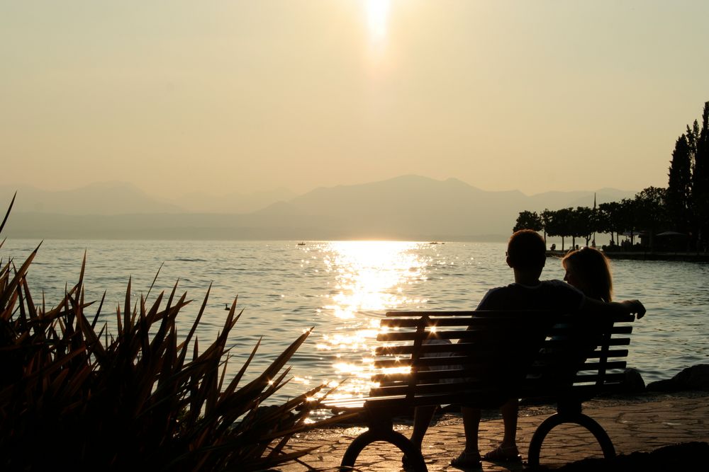 Liebespaar im Gegenlicht am Gardasee