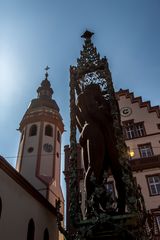 Liebespaar im Schatten der Kirche