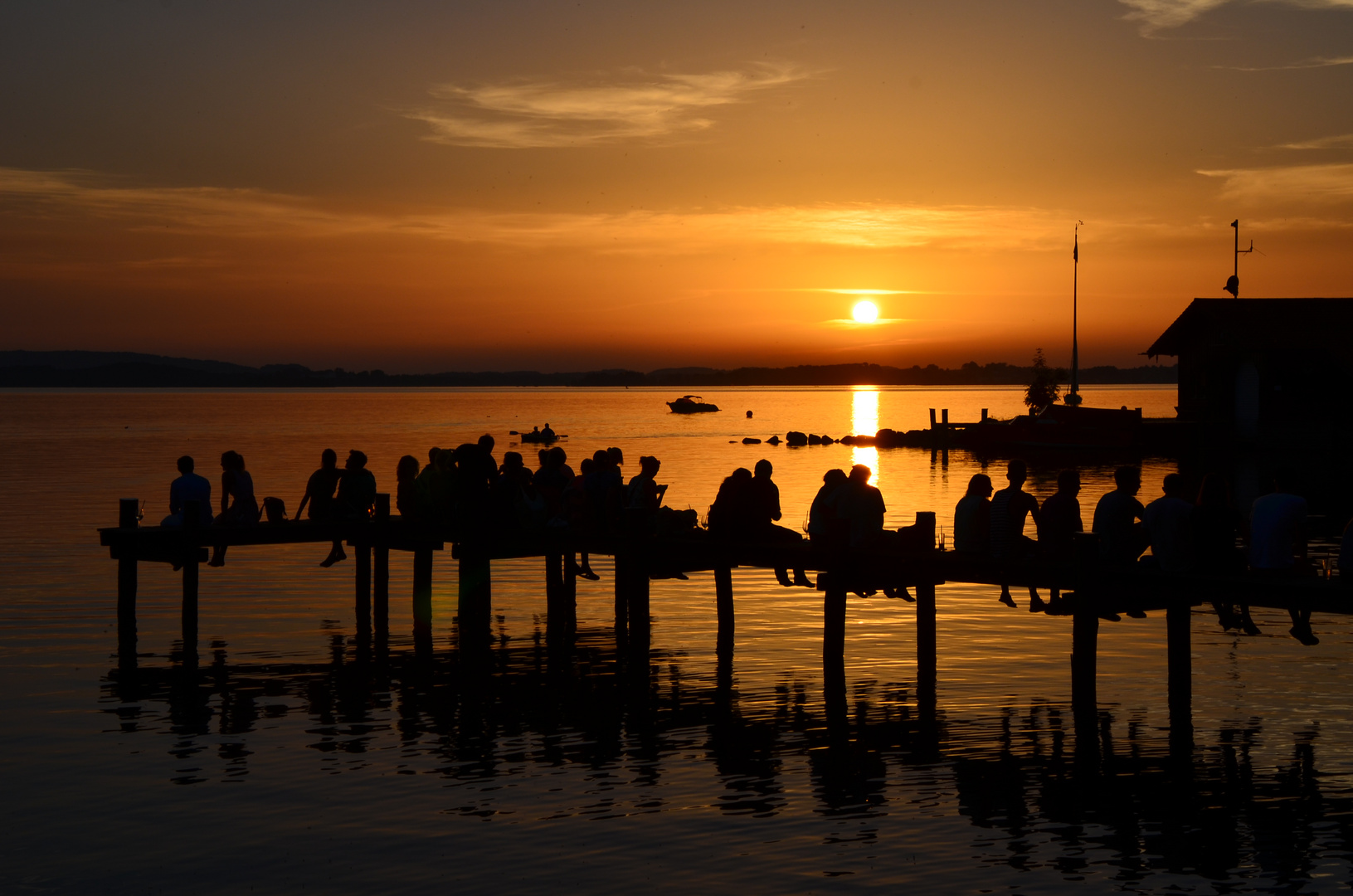 Liebespaare genießen Sonnenuntergang