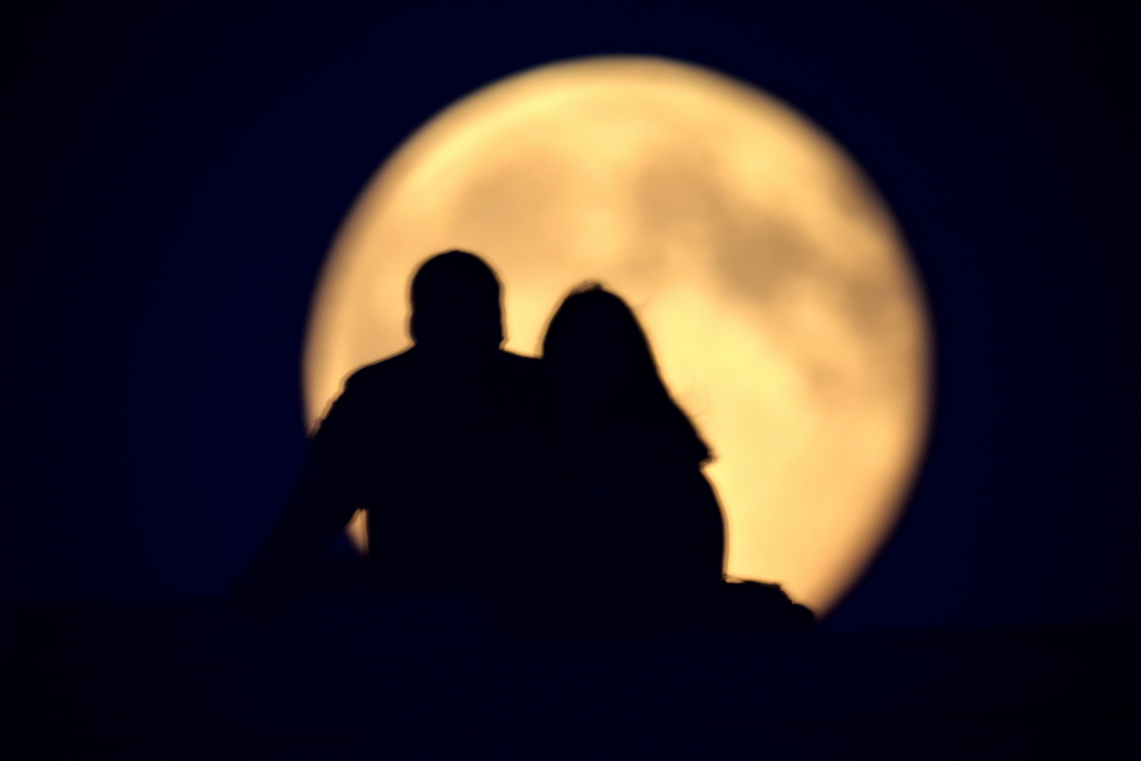 Liebespärchen im Mond