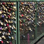 Liebesschlösser an der Hohenzollernbrücke am Hauptbahnhof in Köln