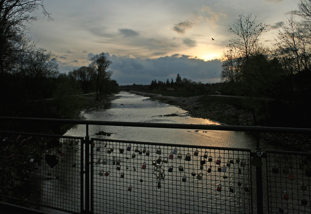 Liebesschlösser auf der Localbahnbrücke in Pfersee