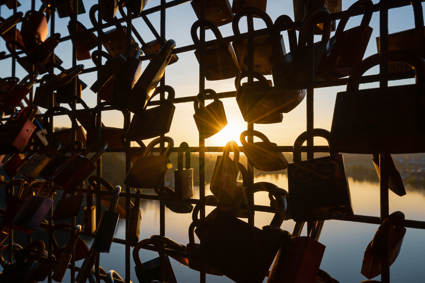 Liebesschlösser im Sonnenuntergang