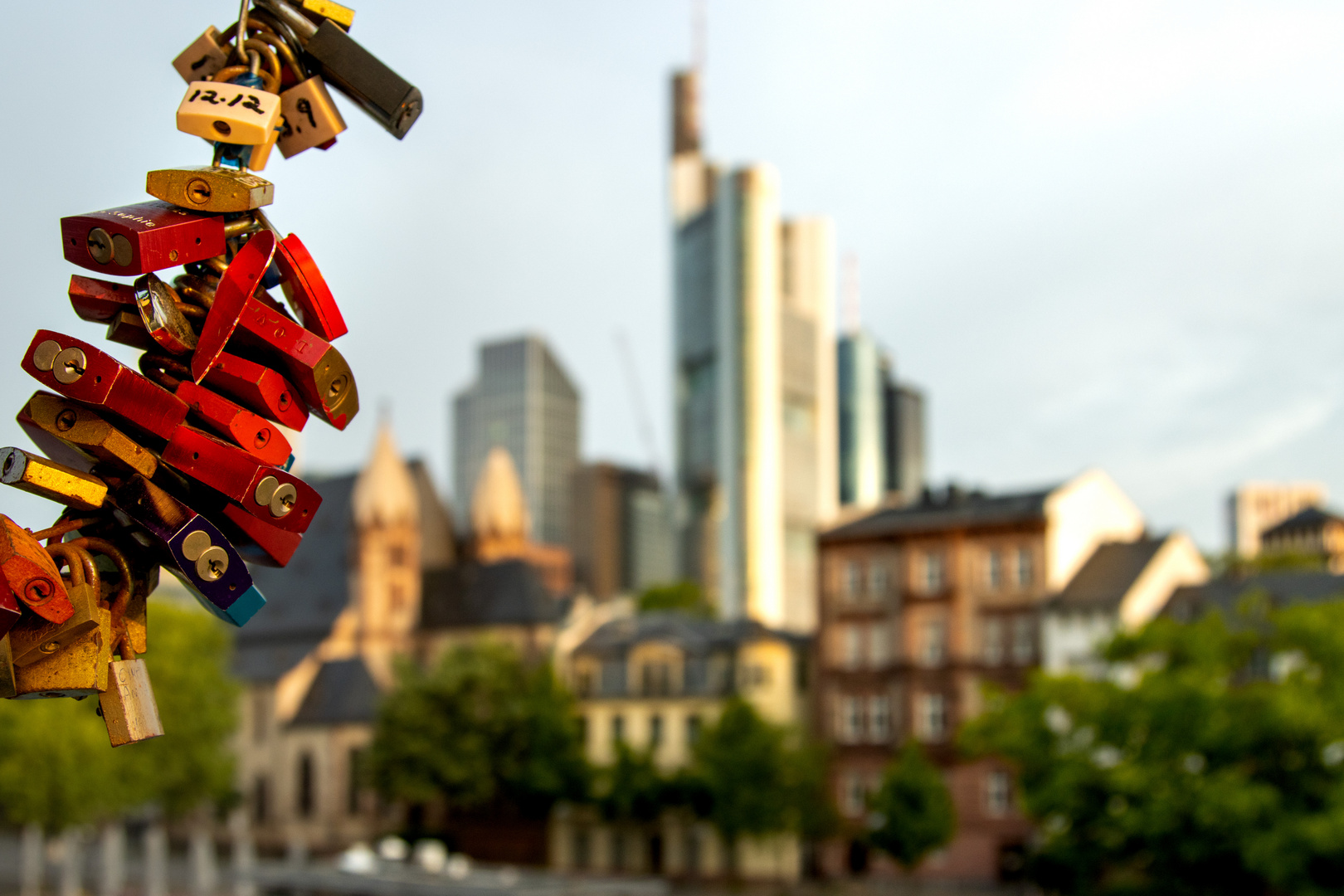 Liebesschlösser mit der Frankfurter Skyline