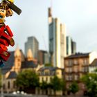 Liebesschlösser mit der Frankfurter Skyline