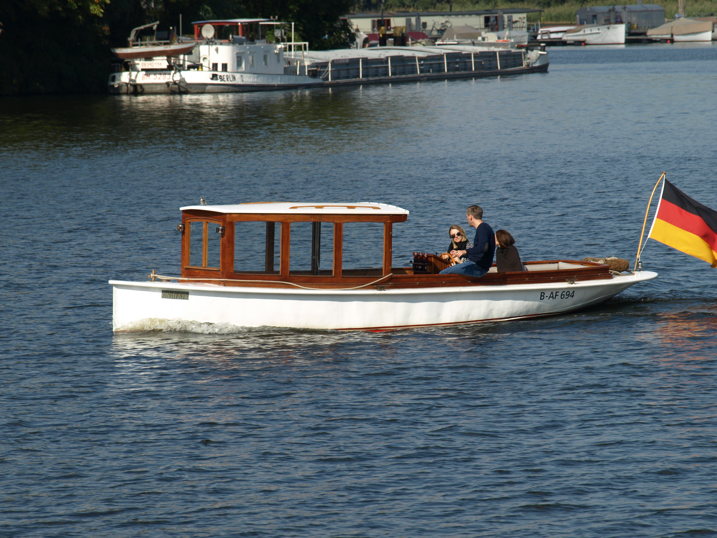 Liebevoll gepflegter Oldtimer auf der Spree