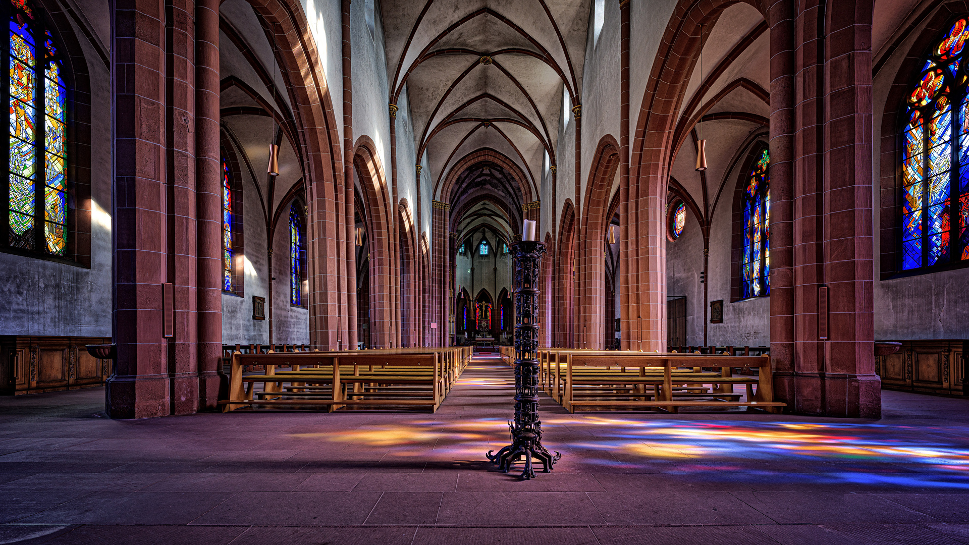 Liebfrauenkirche in buntem Licht