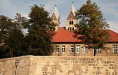 Liebfrauenkirche mit erneuerter Stadtmauer