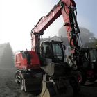 Liebherr Bagger im Nebel