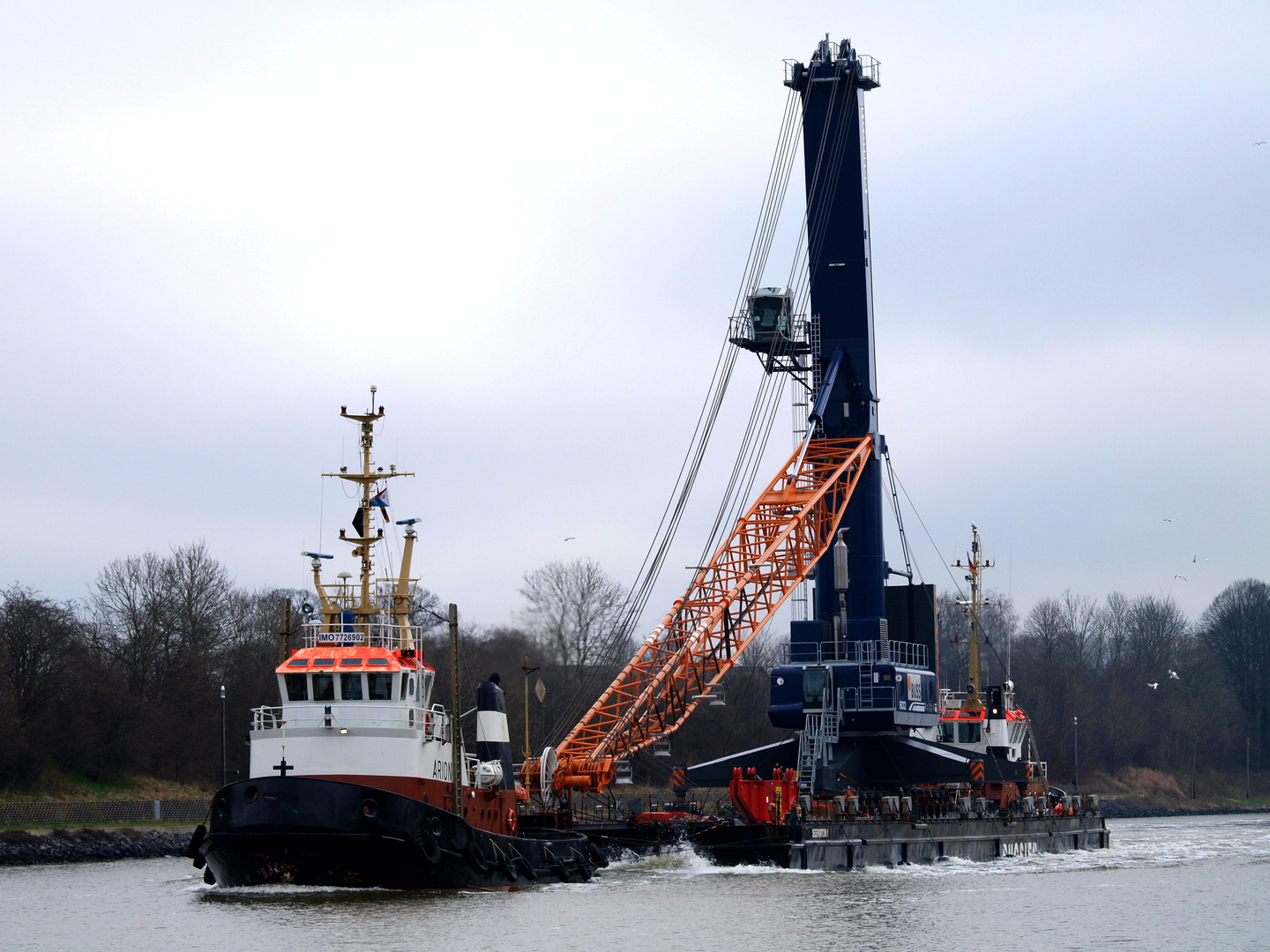 Liebherr BUSS 600 Kran transportiert auf einem BUGSIER-Schiffponton