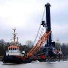 Liebherr BUSS 600 Kran transportiert auf einem BUGSIER-Schiffponton