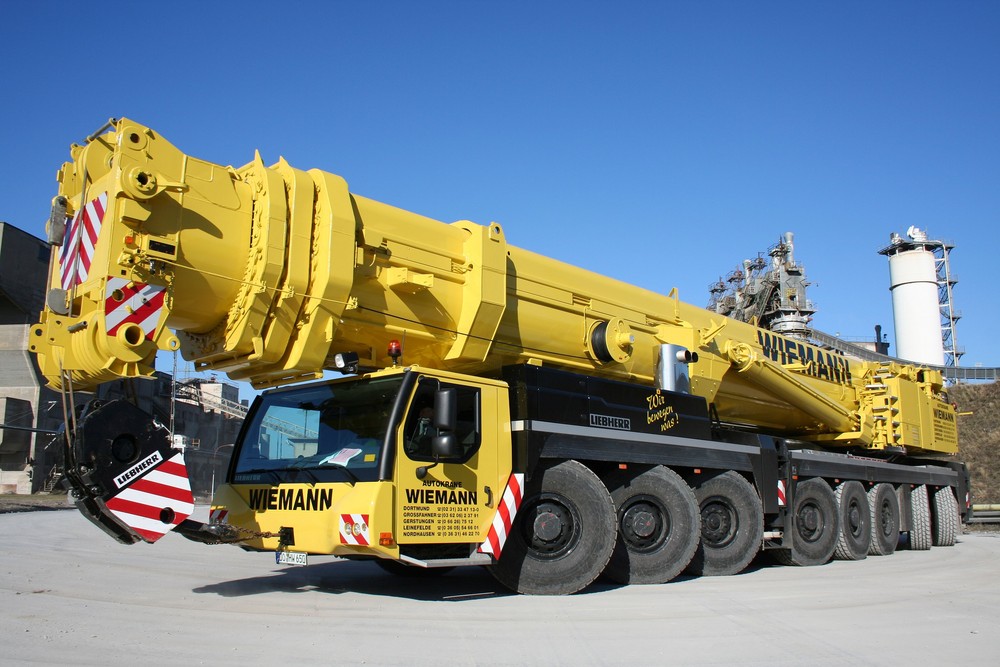 Liebherr LTM 1500-8.1 der Fa. Wiemann bei der Ankunft im Mendener Zementwerk