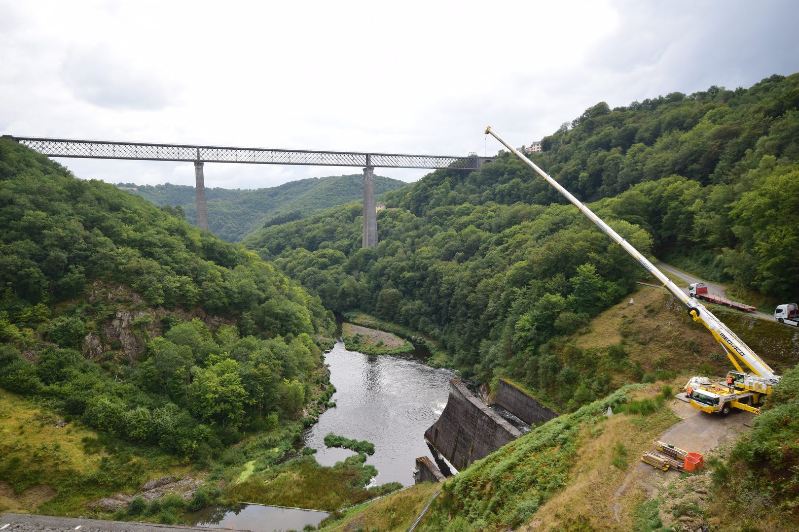 Liebherr Schwerlastkran vor dem Viaduc des Fades