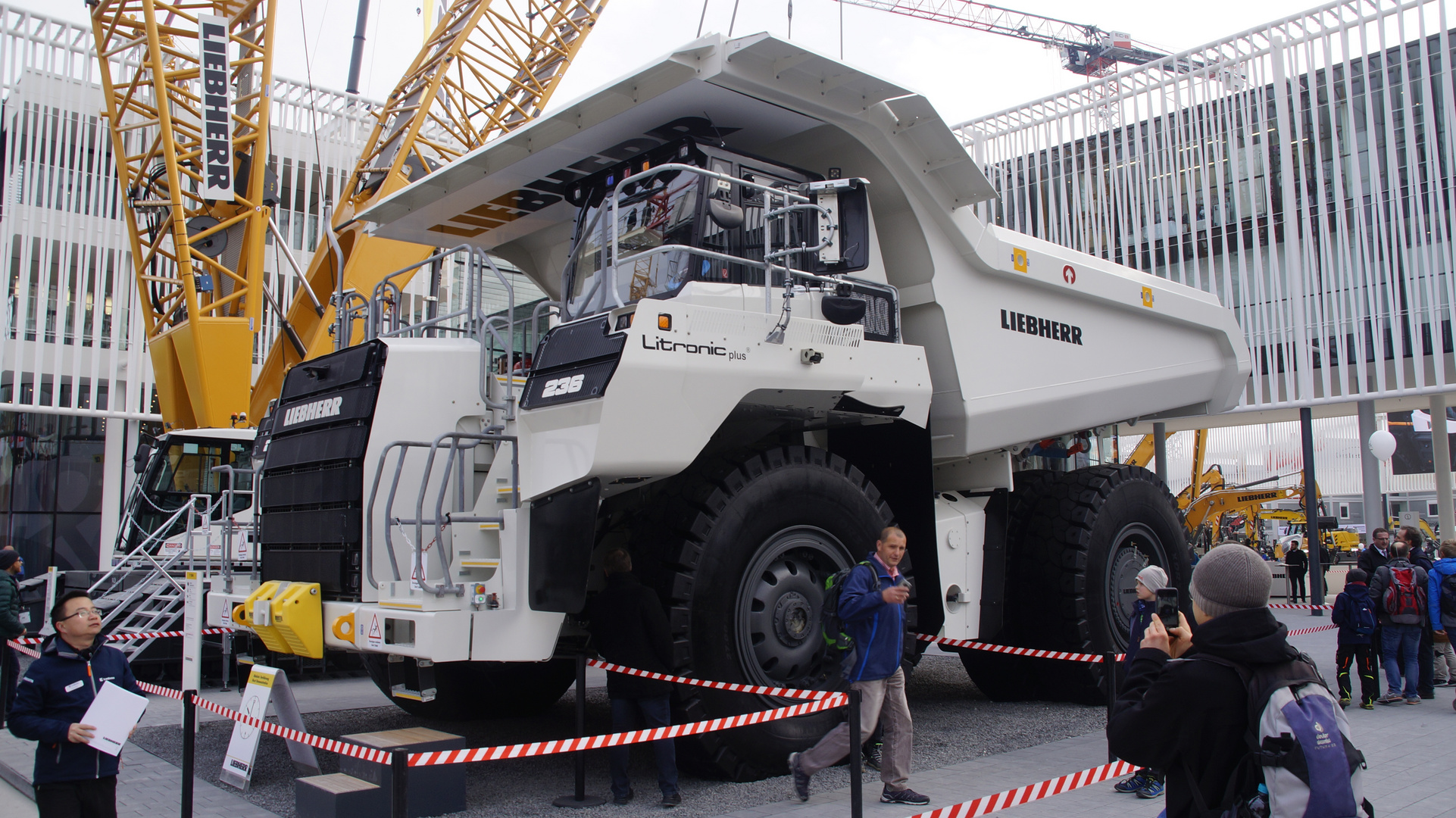 Liebherr Titanum 236