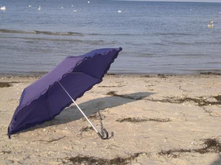 Liebling-wir haben den Schirm am Strand vergessen!