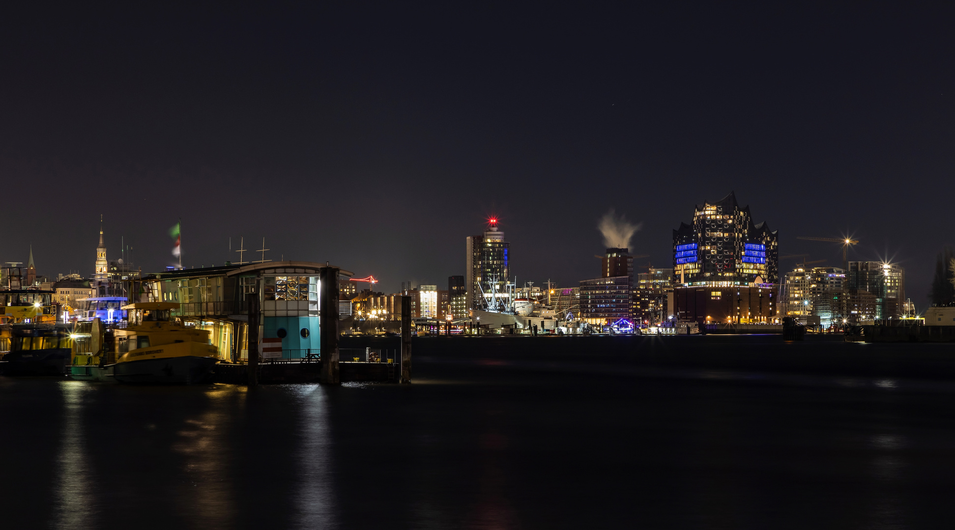 Lieblingsort - Hamburg Blick vom Fischmarkt zur Elbphilharmonie