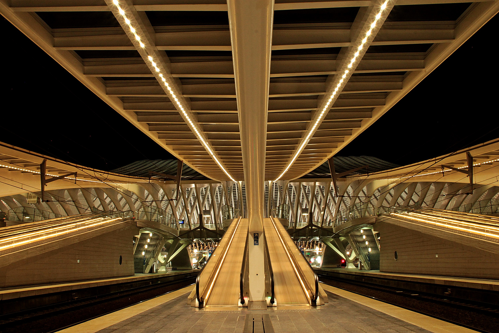 Liège-Guillemins Gleis 3 bei Nacht