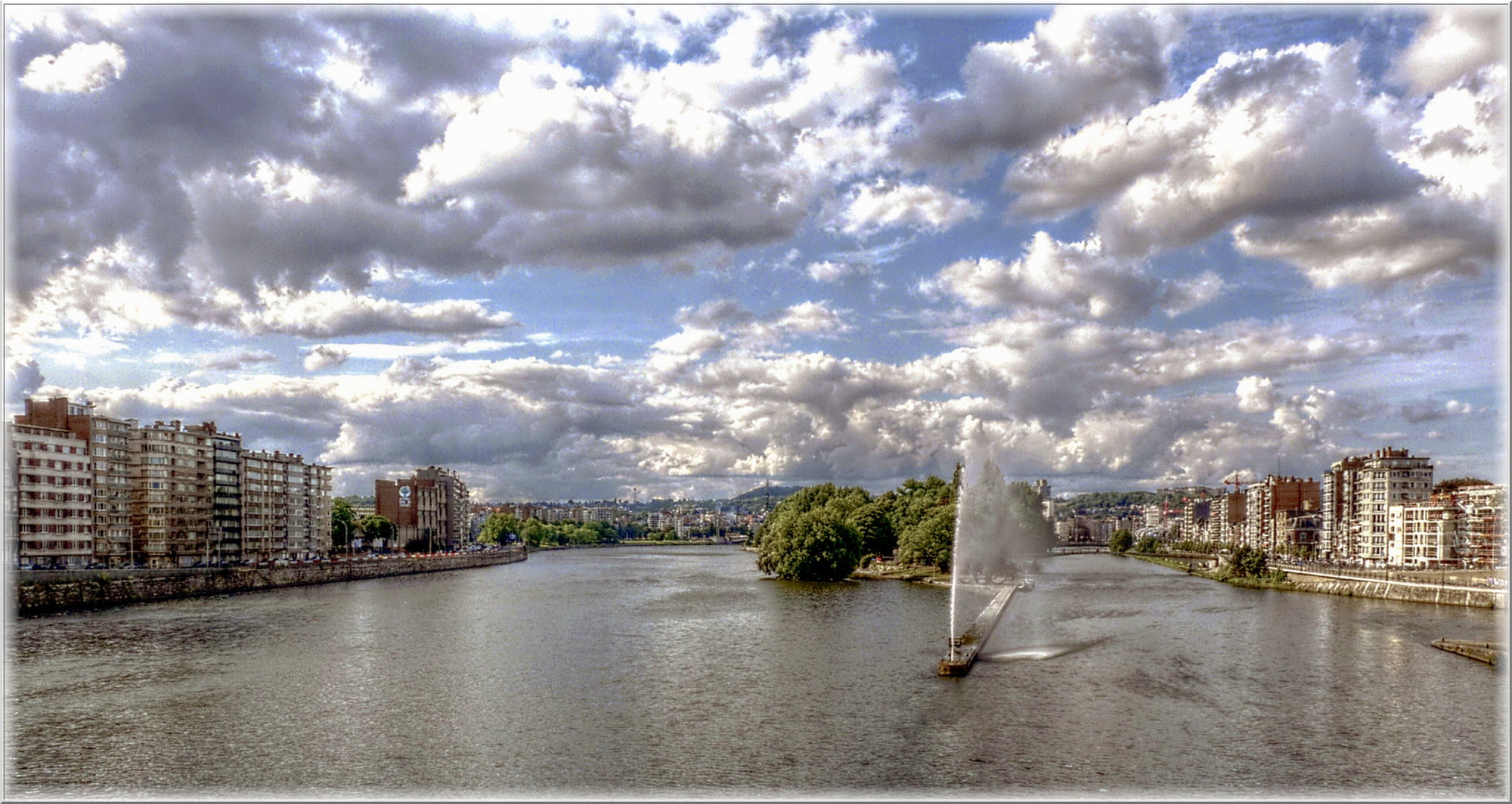 LIEGE, la meuse et la dérivation.