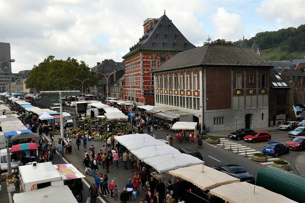 Liége - Maasufer mit Museum im Kontor Curtius