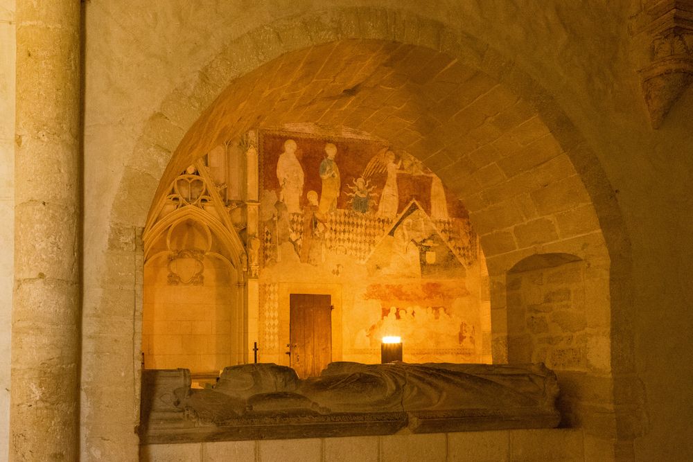 Liegegrab und Fresken in der Stiftskirche Romainmôtier