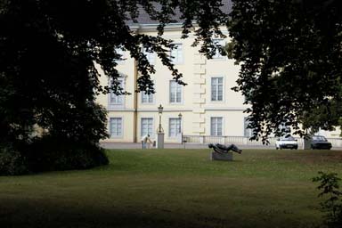  liegende bronce Frau im Park in Oldenburg