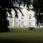  liegende bronce Frau im Park in Oldenburg