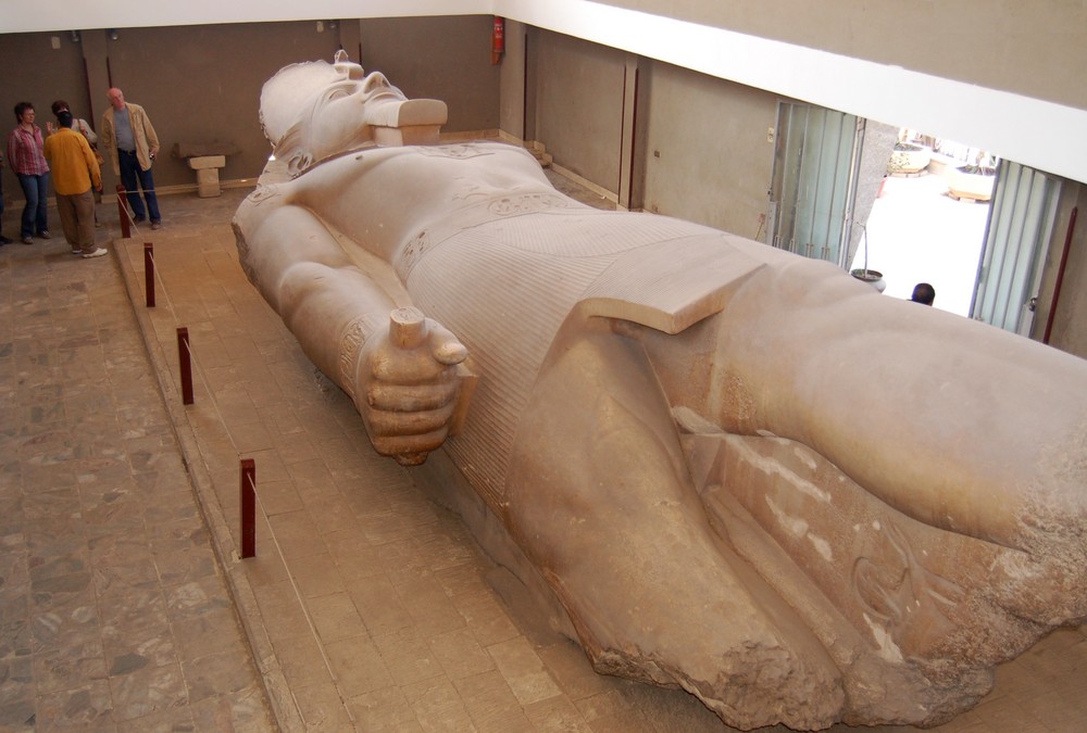 Liegende Ramsesstatue