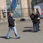 Liegender auf nacktem Beton unter hartem Eisen und unter Menschen in schiefem Bild