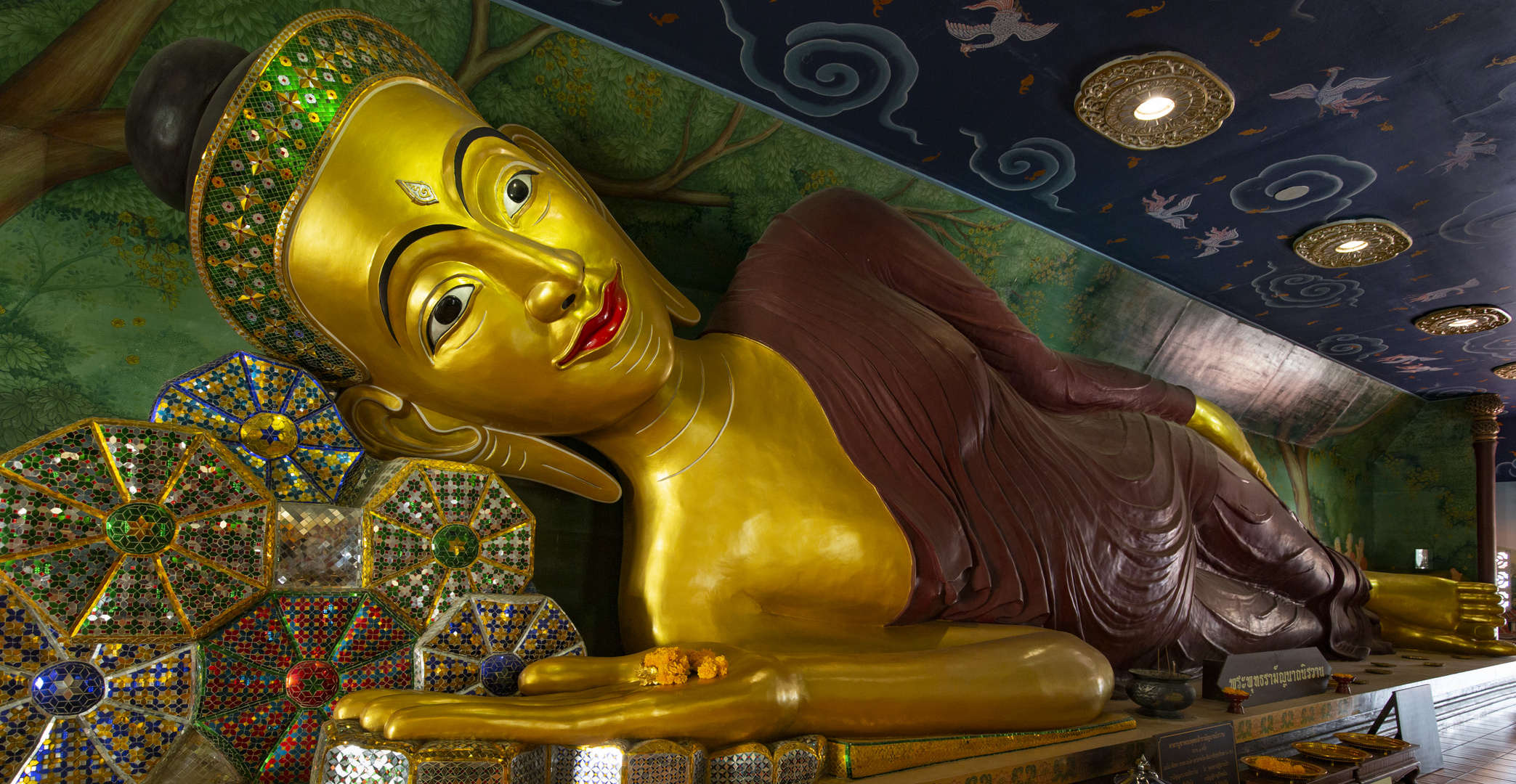 Liegender Buddha im Goldenen Tempel in Ancient City in Bangkok