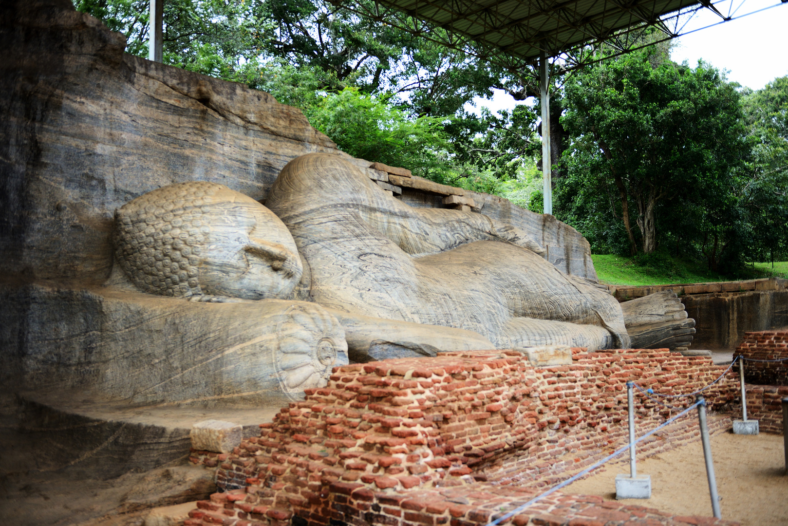 Liegender Buddha von Gal Vihara (Gesamtlänge 46m)