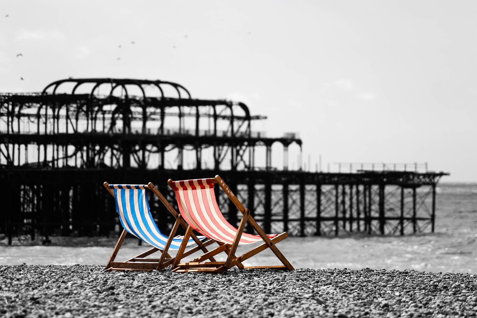 Liegestühle am Brighton-Strand