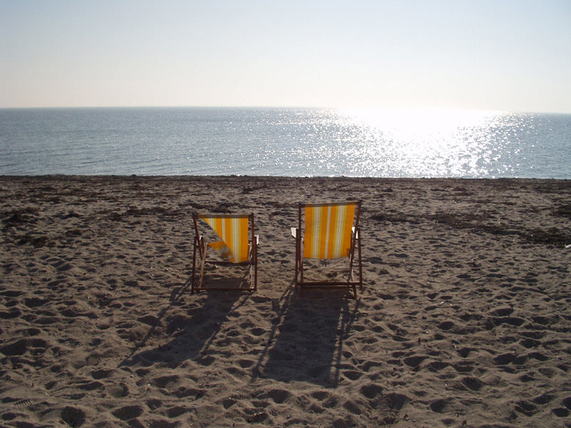 Liegestühle am Strand