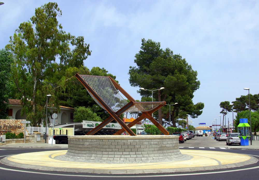 Liegestuhl im Kreisel Foto & Bild | architektur, straßen & brücken, an