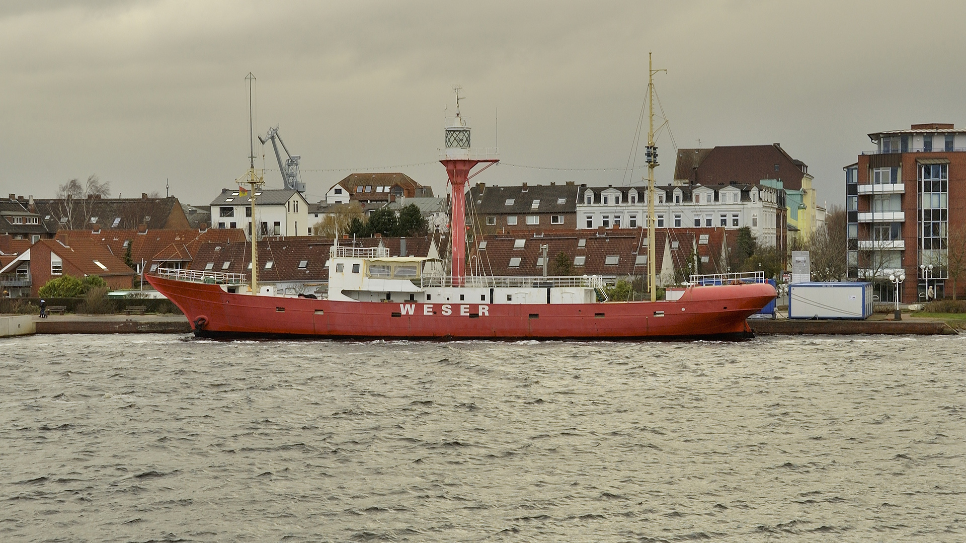 Liegt auf Posten als Museumsschiff: Feuerschiff "Weser" in WHV bei dunkelgrauem Schietwetter