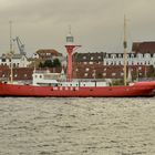 Liegt auf Posten als Museumsschiff: Feuerschiff "Weser" in WHV bei dunkelgrauem Schietwetter