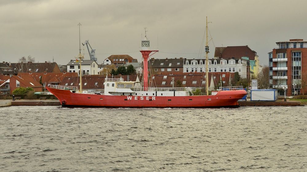 Liegt auf Posten als Museumsschiff: Feuerschiff "Weser" in WHV bei dunkelgrauem Schietwetter